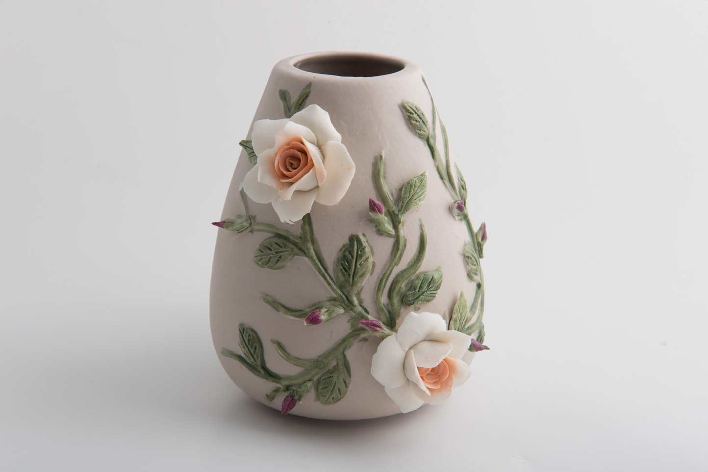 Vaso Di Porcellana Di Capodimonte Grigio Perla Con Innesti Esterni Di Rose Vetreria Artistica Italiana